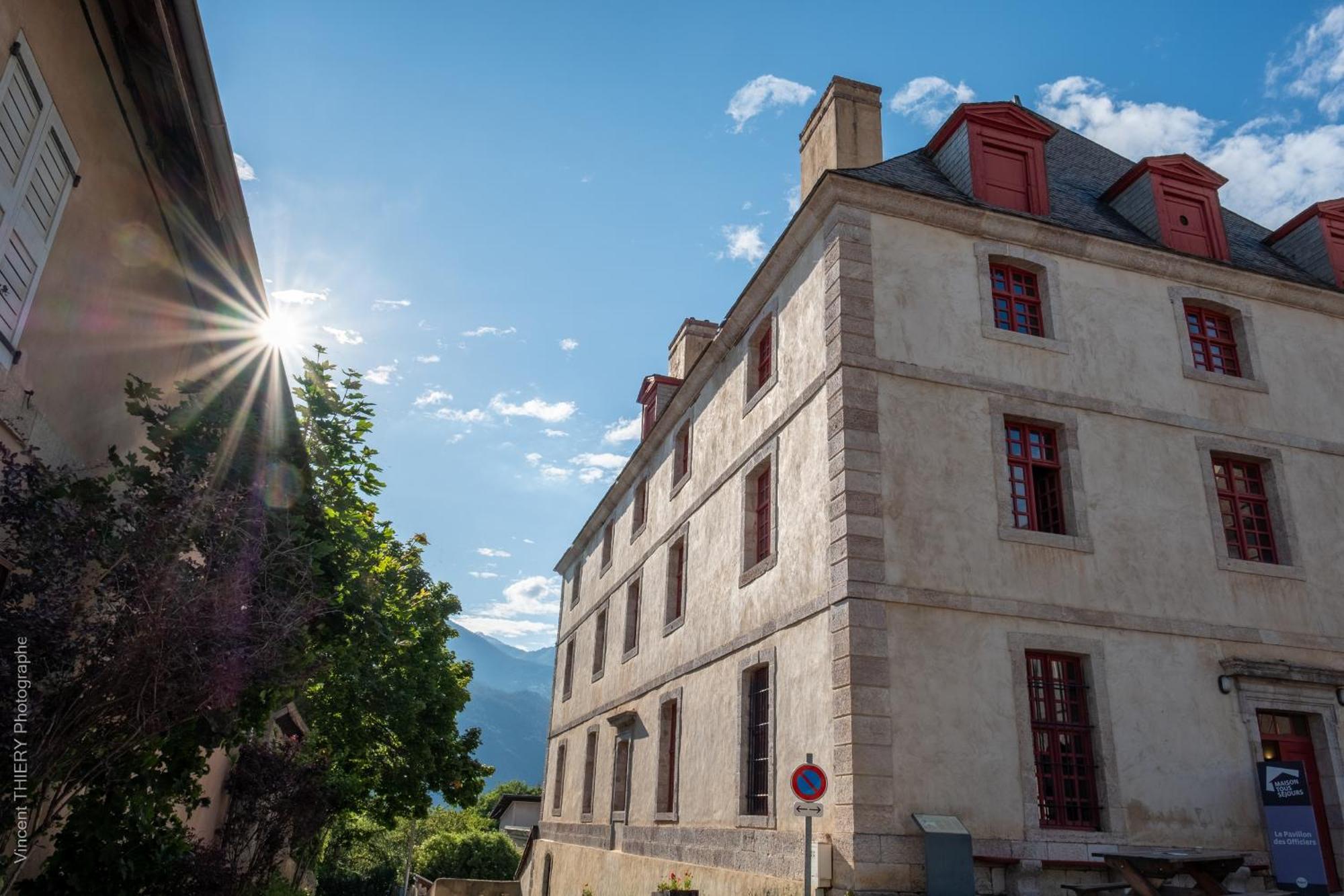 Le Pavillon Des Officiers Aparthotel Мон-Дофен Екстериор снимка